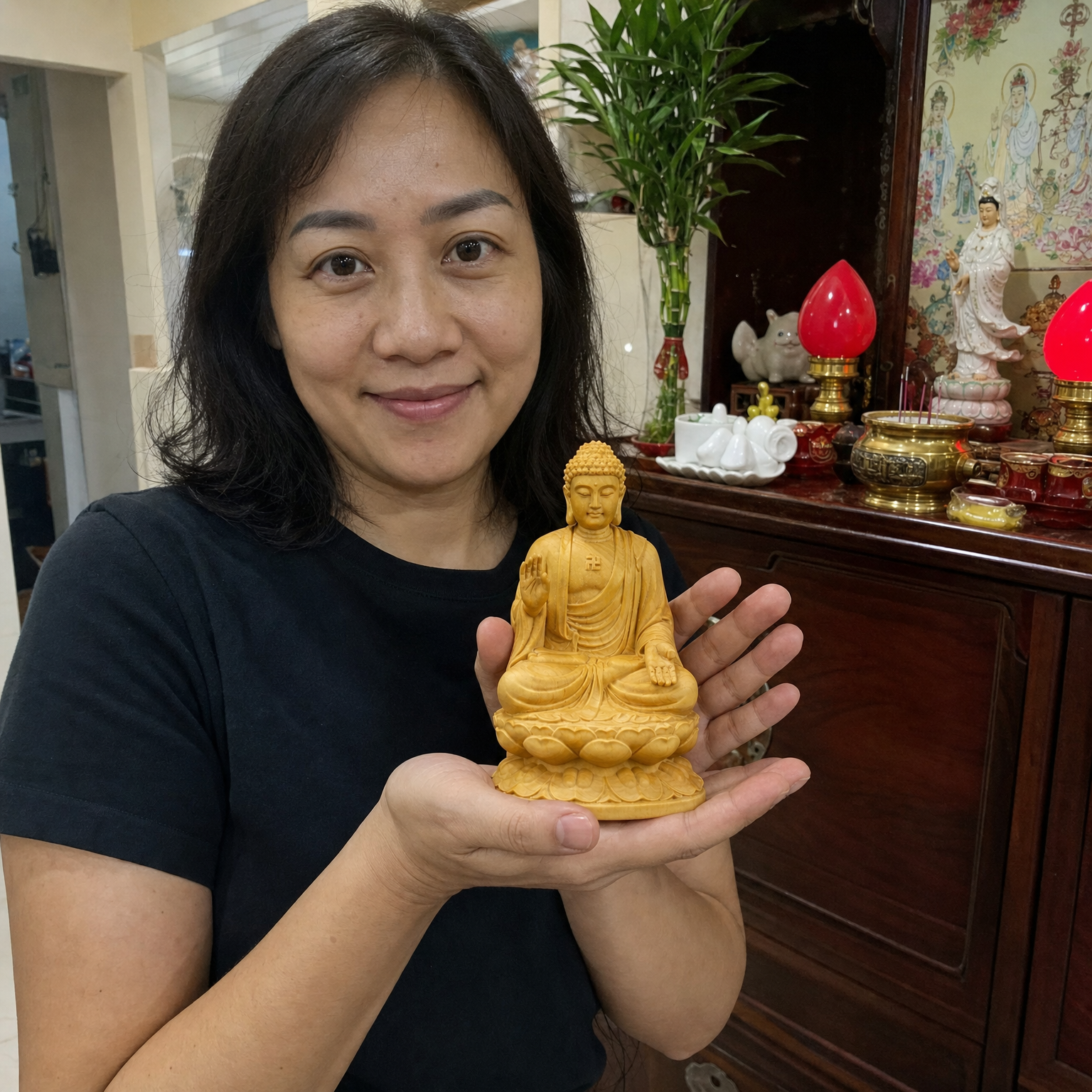 Woman holding the NEXT015 Shakyamuni Buddha statue