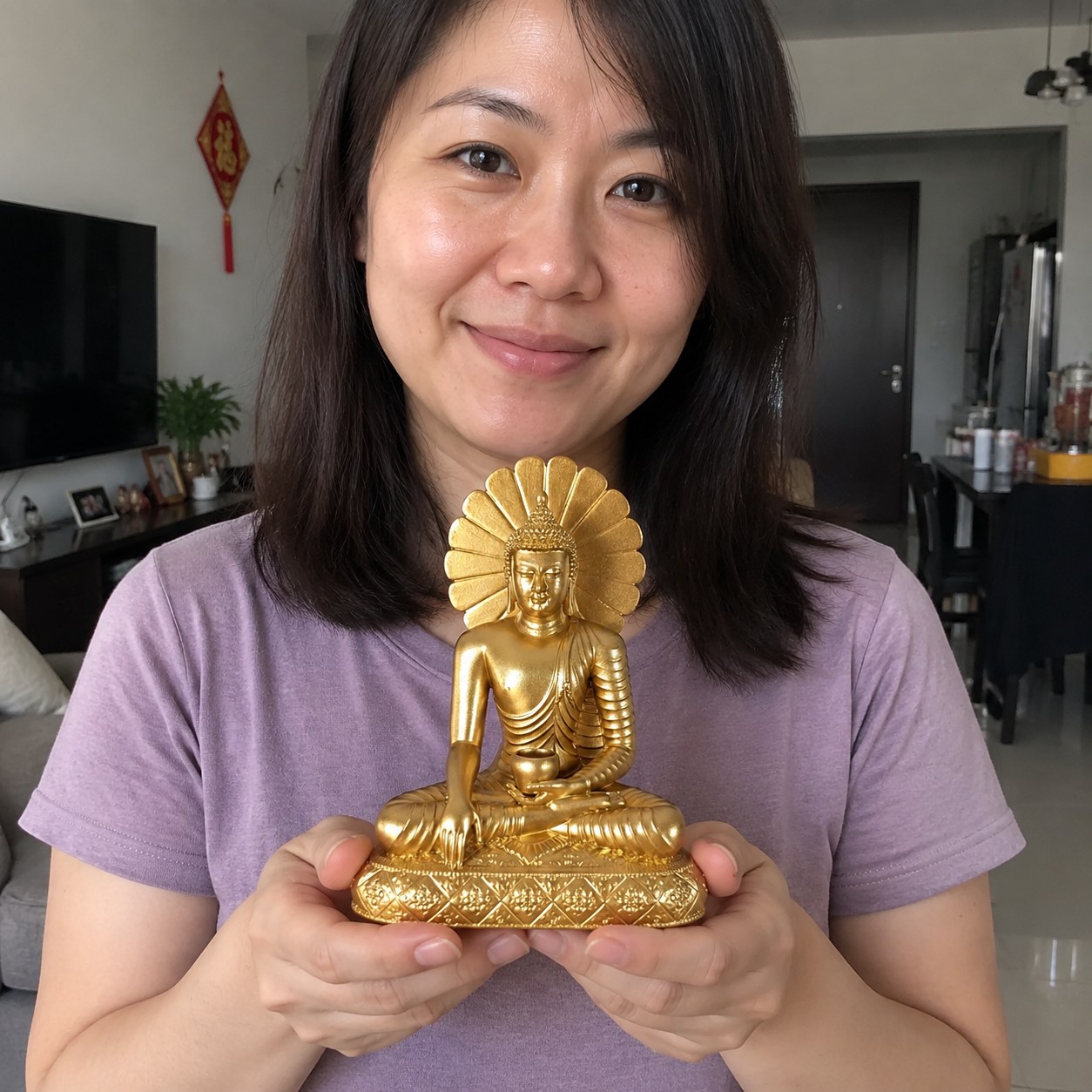 马来西亚家庭中的释迦牟尼佛金色树脂佛像