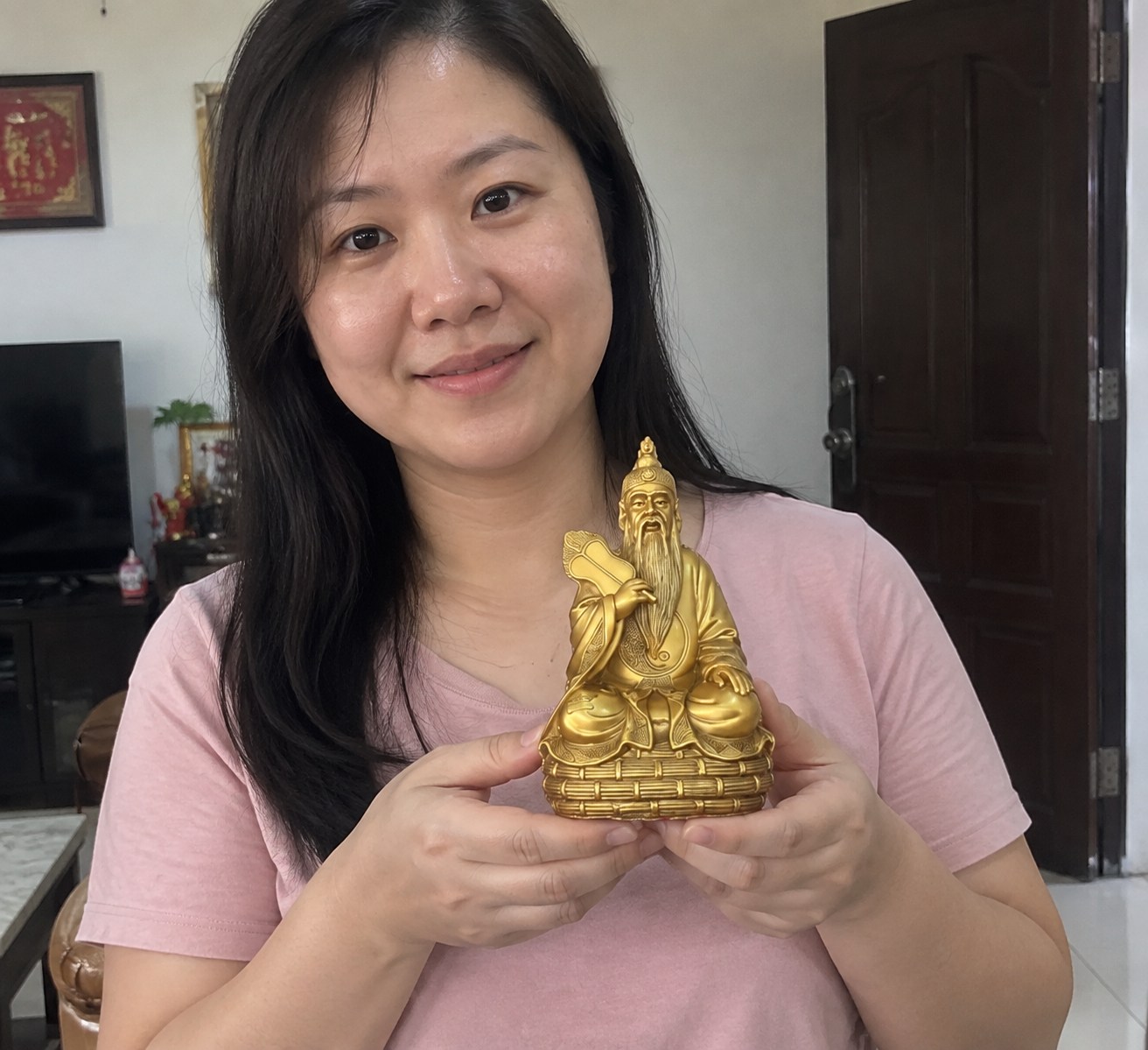 Taishang Laojun 太上老君 brass statue in a home setting