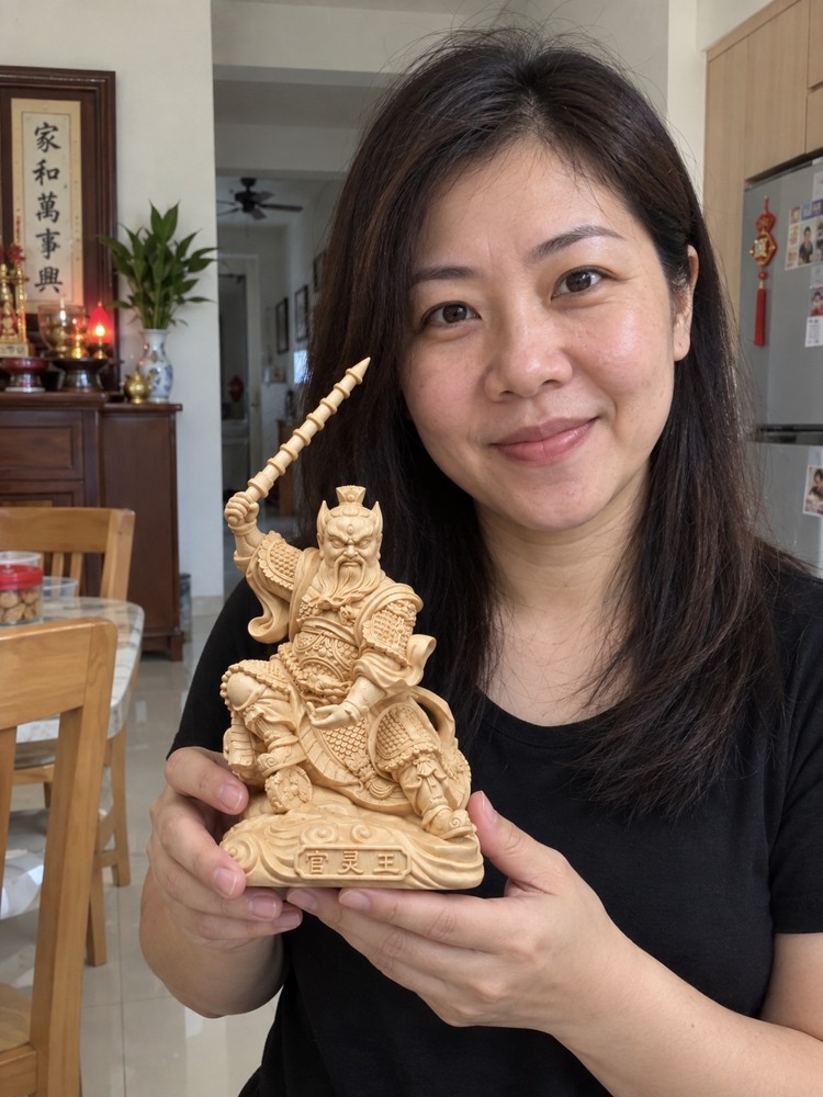马来西亚家庭中的王灵官木雕护法像